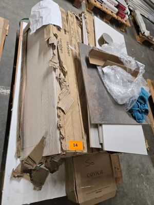 un tas de carton et de cartons par terre