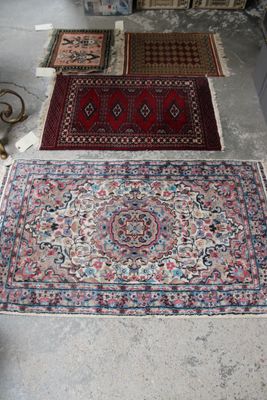 plusieurs tapis sont disposés sur le sol d'une pièce