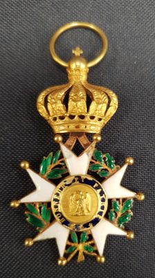 Gros plan sur une médaille surmontée d'une couronne