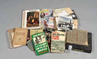 une pile de livres posée sur une table