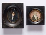 deux portraits encadrés d'un homme et d'une femme en tenue de soirée