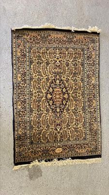 une photo d'un tapis accroché au mur d'une pièce
