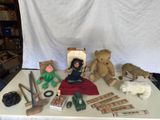 une table sur laquelle sont posés tout un tas de jouets
