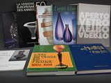 plusieurs livres sont empilés sur une table