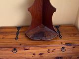 un banc en bois surmonté d'une étagère en bois