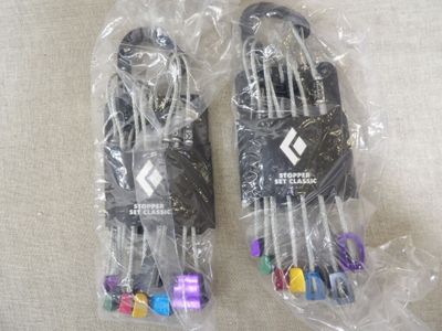 deux paires de gants emballées dans du plastique