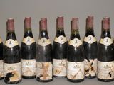 plusieurs bouteilles de vin sont alignées sur une table