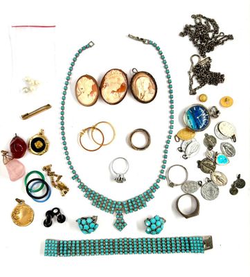 beaucoup de bijoux posés sur la table