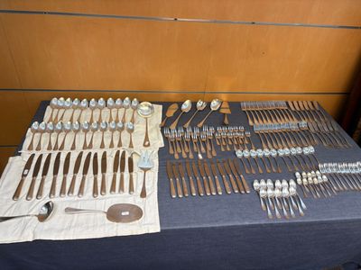 une table sur laquelle sont posés plusieurs couverts