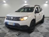 une photo d'une dacia blanche garée dans un garage