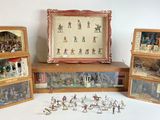 de nombreuses figurines miniatures dans une vitrine