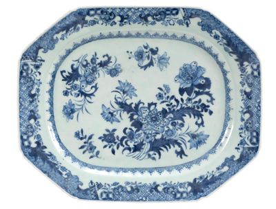 PLAT de forme octogonale en porcelaine à décor en bleu sous …