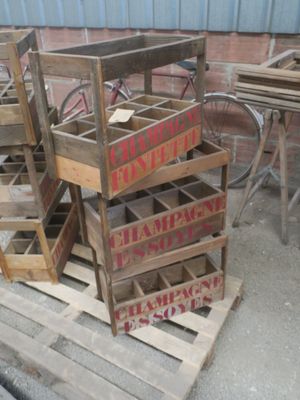 plusieurs caisses en bois empilées les unes sur les autres devant un bâtiment