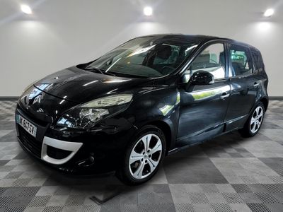 la photo d'une voiture noire garée dans un garage