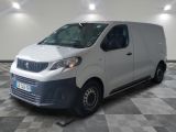 la photo d'une camionnette blanche garée dans un garage