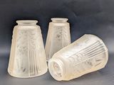 trois vases en verre transparent posés les uns à côté des autres sur une table