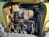 un petit moteur à l'arrière d'un pick-up
