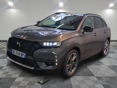 l'avant d'une voiture grise est garé dans une pièce