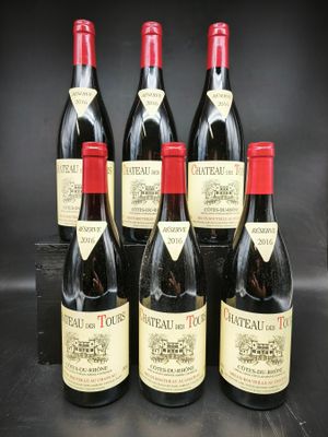 six bouteilles de vin sont alignées sur une table
