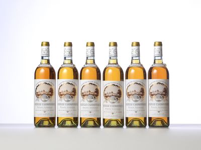 quatre bouteilles de vin sont alignées sur une table