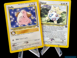 deux cartes Pokémon exposées sur une table