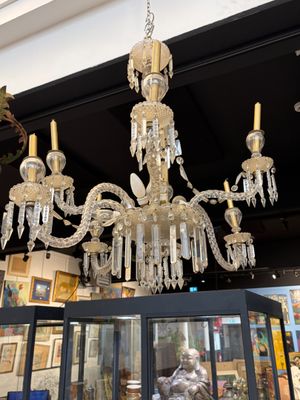 un lustre suspendu au plafond d'une pièce