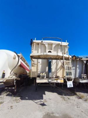 un camion garé à côté d'un camion-malaxeur