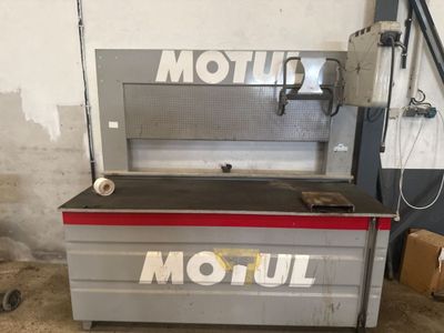 une machine qui se trouve dans un garage