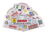 plusieurs autocollants portant différents logos sont empilés les uns sur les autres