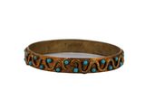 gros plan d'un bracelet sur fond blanc