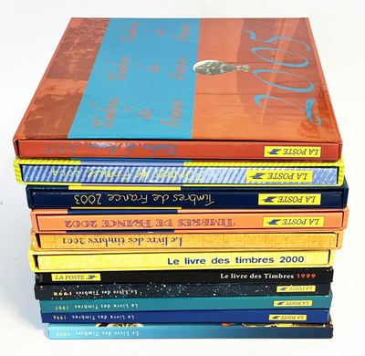 plusieurs livres empilés sur une surface blanche