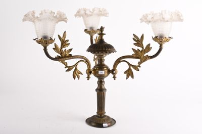 un lustre à trois lumières orné de fleurs