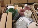 de nombreux cartons d'objets posés à même le sol