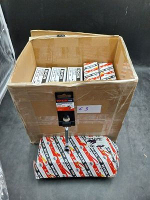 une boîte en carton contenant un paquet de cigarettes