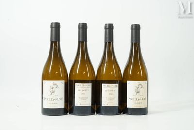 trois bouteilles de vin posées sur une table blanche