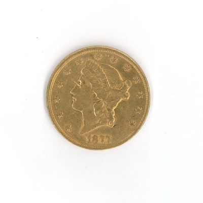 une pièce d'or sur une surface blanche avec un fond blanc