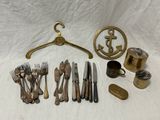 un assortiment d'argenterie ancienne, comprenant notamment un cintre et d'autres objets