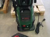 une photo d'un aspirateur vert et noir dans un entrepôt