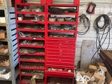 tout un tas d'outils qui se trouvent sur les étagères du garage