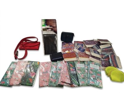 une photo montrant plusieurs objets posés sur une table