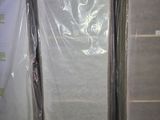 de nombreux cartons de matelas posés les uns à côté des autres sur le sol