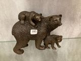 statue représentant un ours avec deux oursons et un autre sur le dos