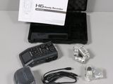 un étui noir contenant une télécommande et d'autres accessoires