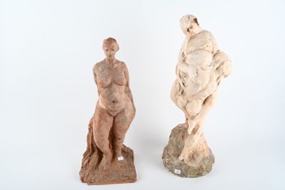 deux statues représentant une femme et un homme sur fond blanc