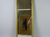 un miroir accroché au mur de la pièce