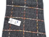 un gros plan sur un morceau de tissu muni d'une étiquette