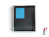 une photo d'un tableau bleu et noir accroché au mur