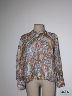 une photo d'un mannequin portant une chemise