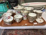 un plateau sur lequel sont posés de nombreux plats et tasses