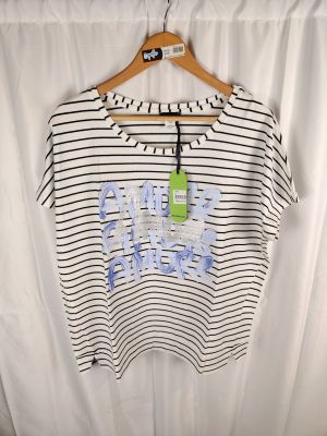 une chemise rayée blanche et noire avec une bouteille de vin sur un cintre